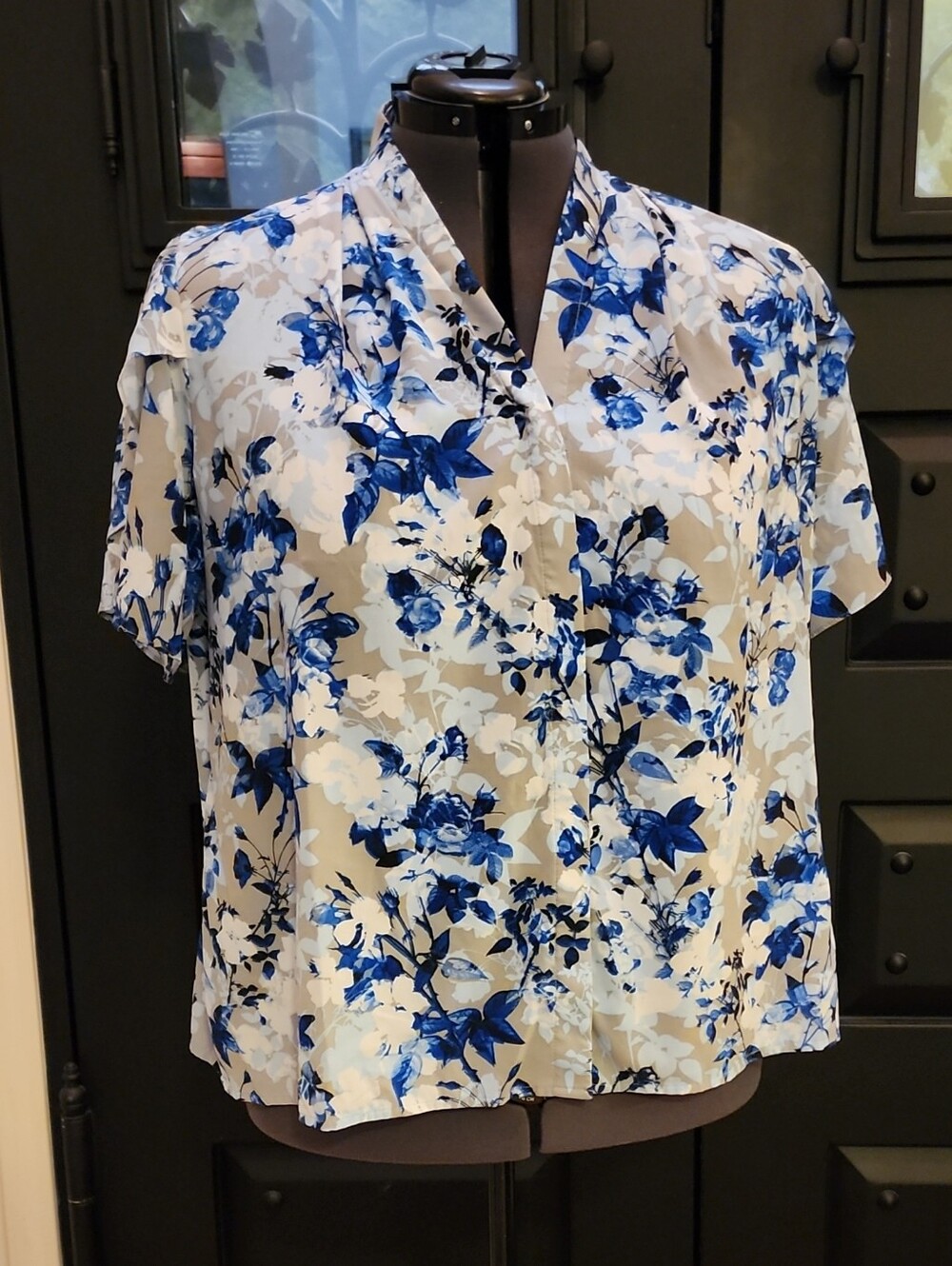 Calvin Klein Blue and White Floral V-Neck Short Sleeve Blouse